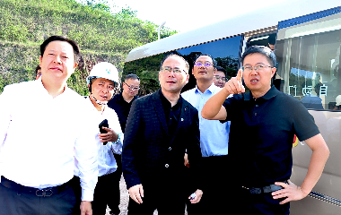 宜賓市南溪區(qū)委書記、南溪經開區(qū)黨工委書記劉剛率隊調研遠東宜賓智能產業(yè)園